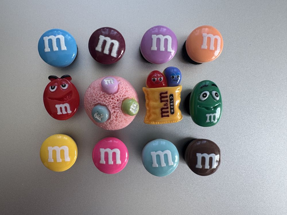 Charms M&M przypinki nowe 12 sztuk