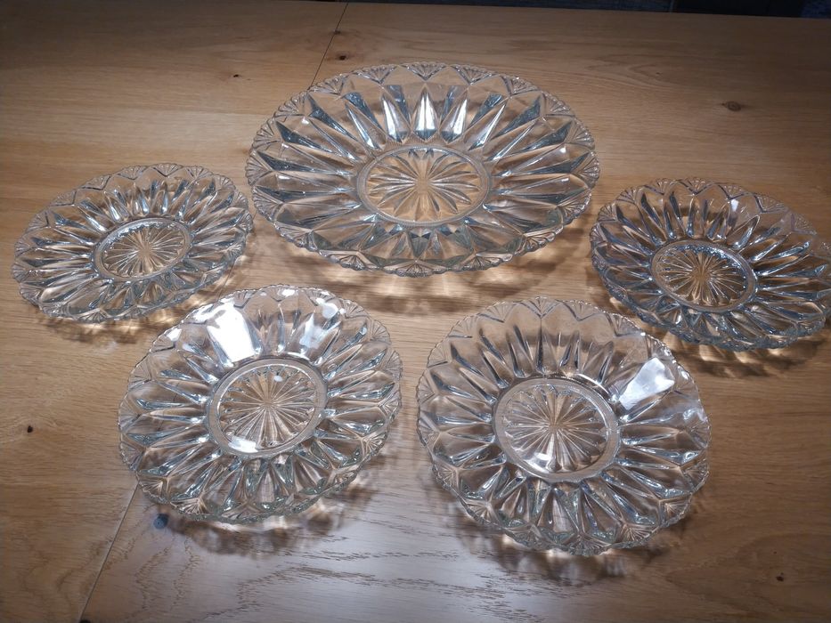 Komplet szklanych talerzyków deserowych z dużym talerzem