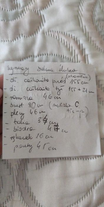 Bajeczna suknia ślubna...biżuteria gratis.