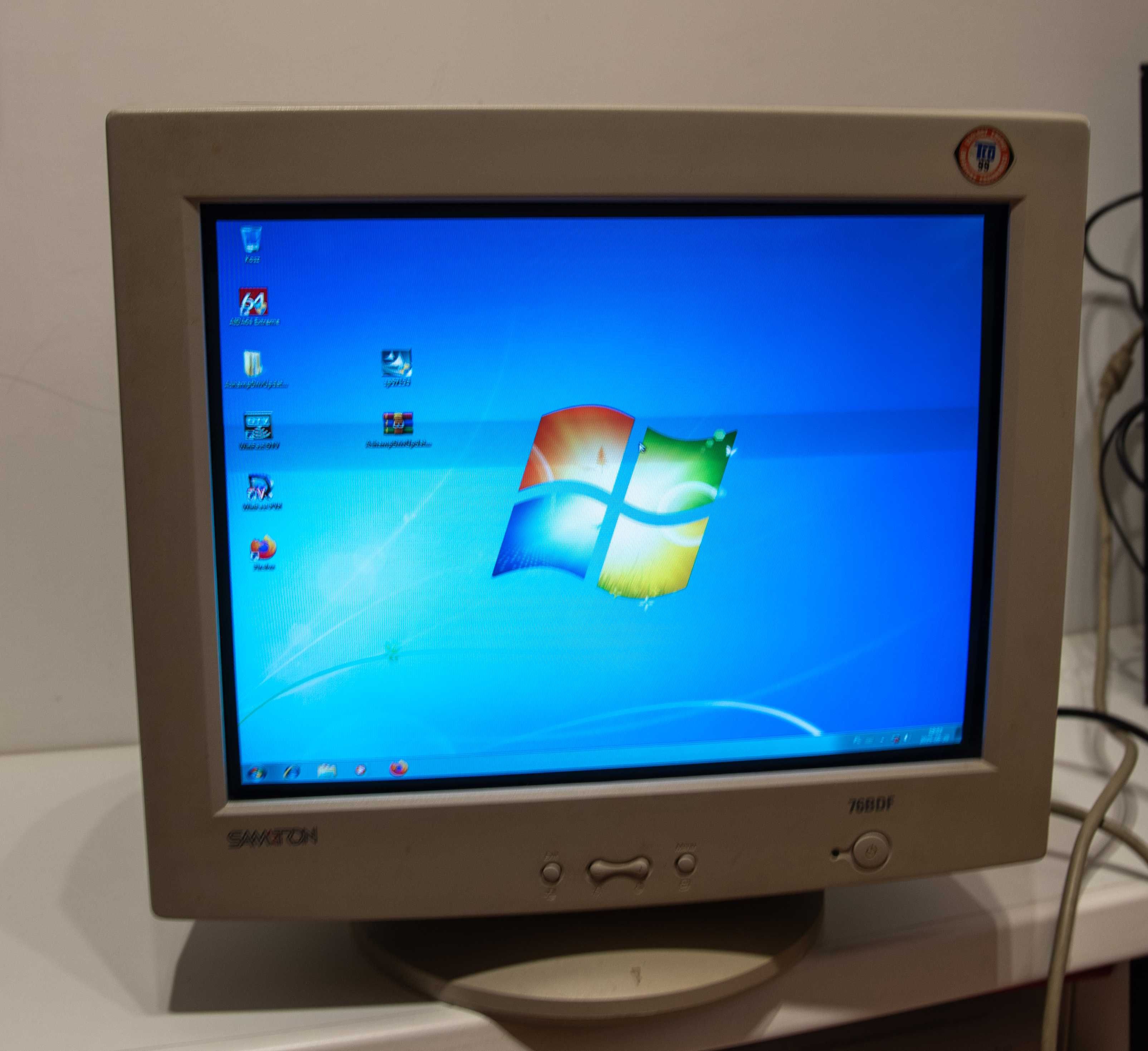 Monitor retro Samtron 76BDF
