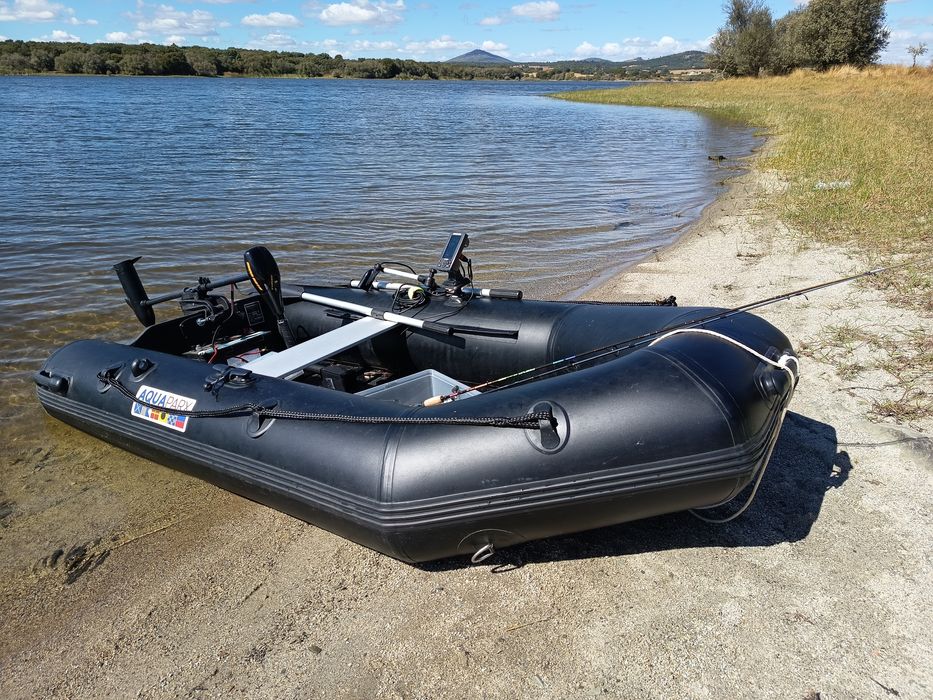 Barco de pesca com motor 40lbs bateria e sonda com transdutor