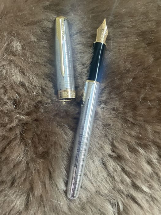 Caneta Tinta permanente Parker, com relevos, prateada, nova