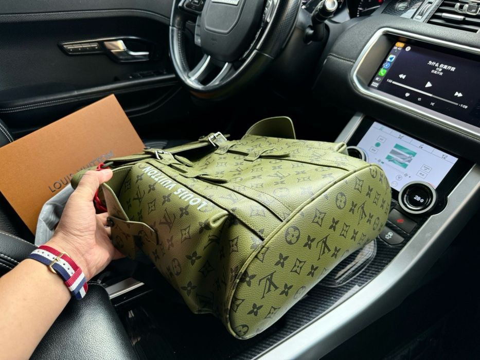 Рюкзак Louis Vuitton хаки зеленый Christopher мужской кожаный