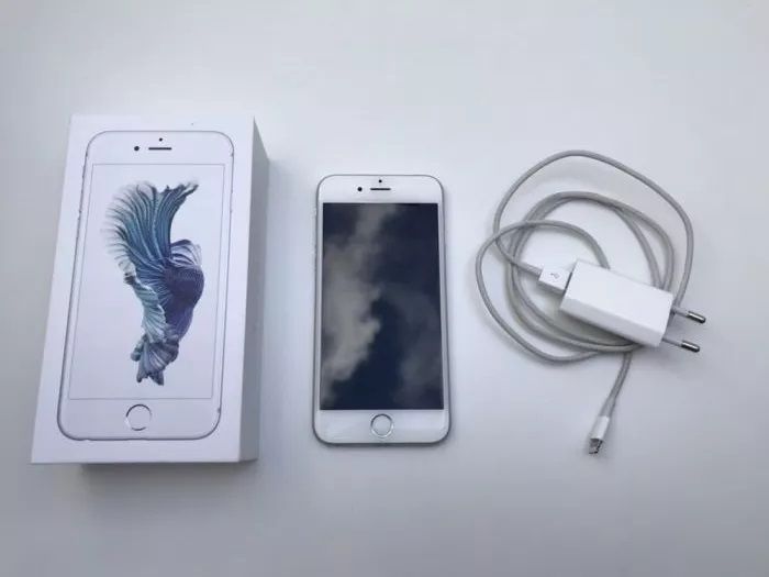 Piekny perlowo biały iPhone 6 komplet z salonu iSpot