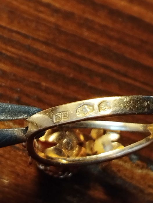 Złoty pierścionek z koralem ręcznie robiony