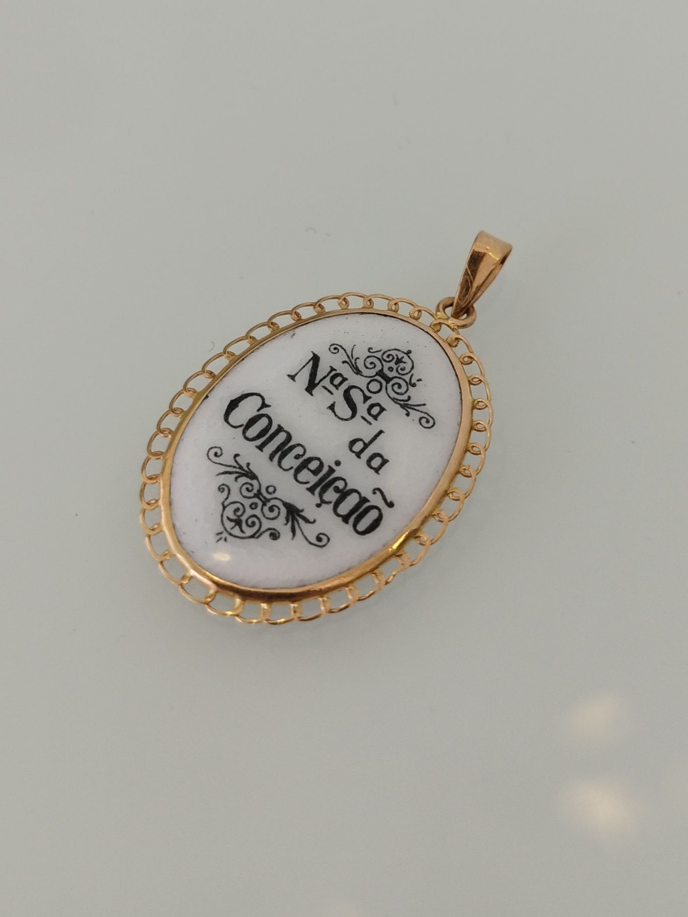 Medalha em esmalte com rebordo em ouro de 19,2kt