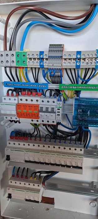 Usługi elektryczne – KinMar Construction | Profesjonalny elektryk