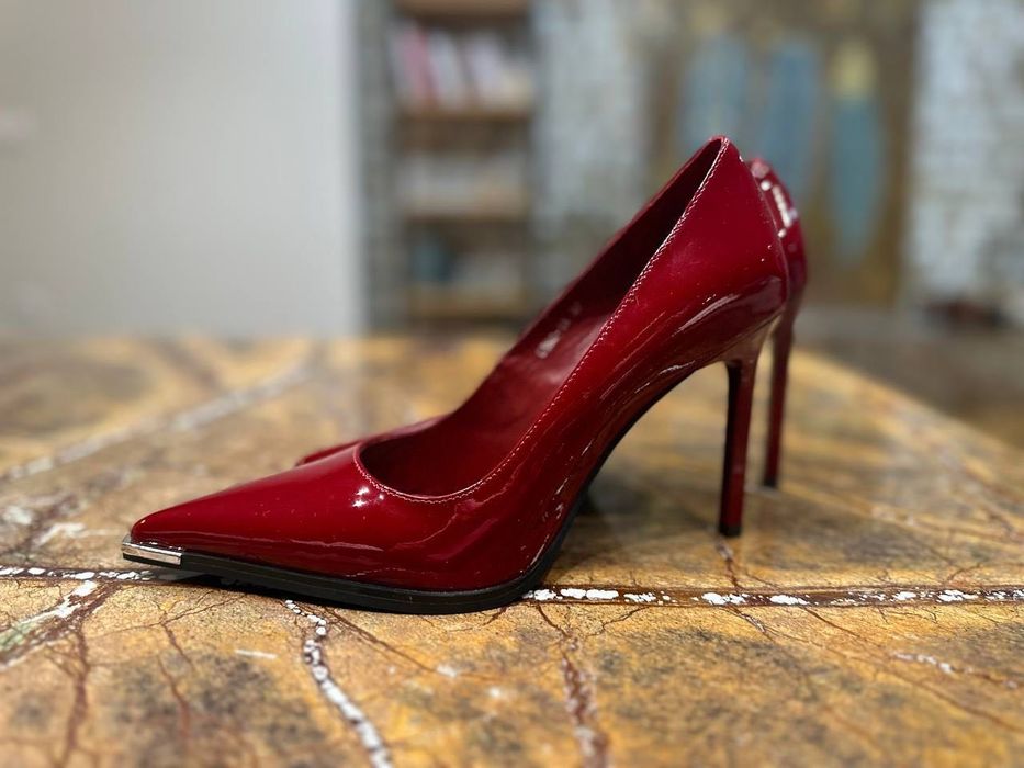 Класичні туфлі на підборах.