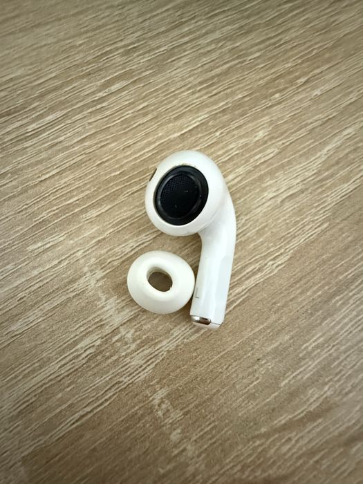 Продам левый наушник для airpods pro 2 (A2699)