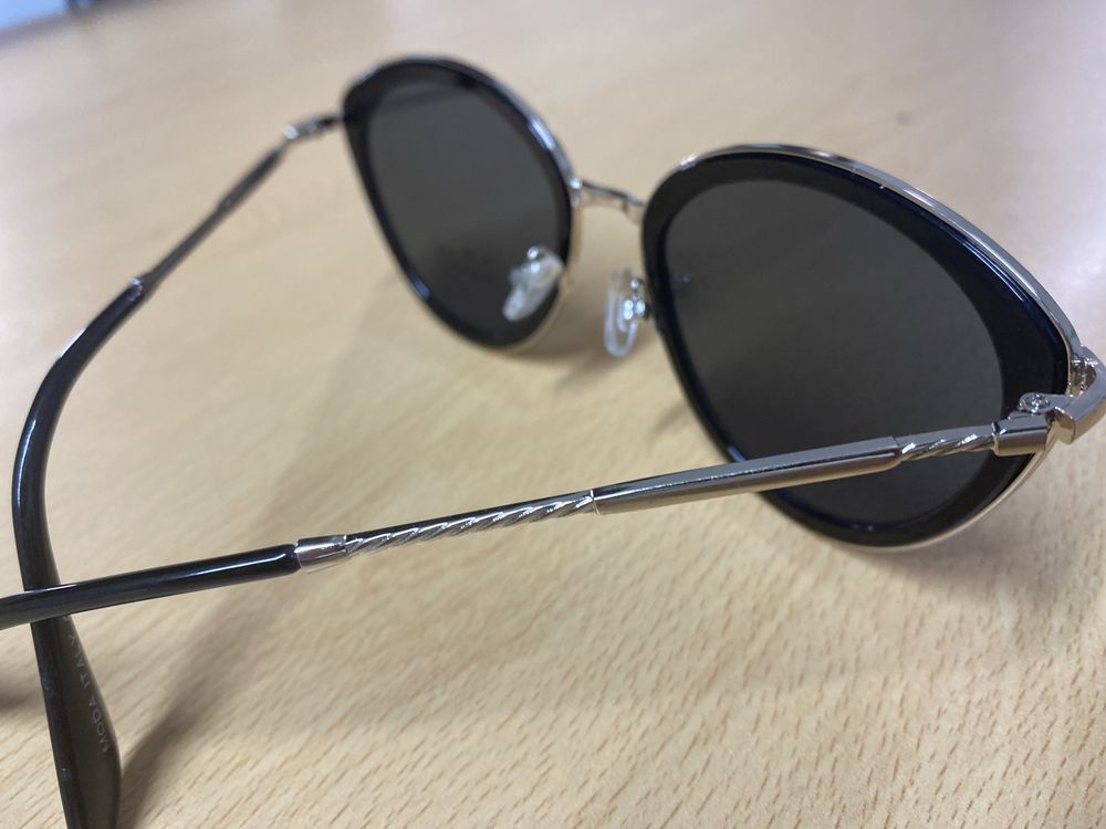Sun glasses / óculos de sol never used