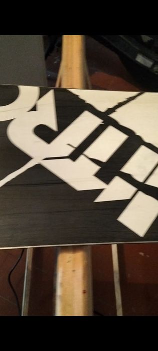 Enceramento e afiamento de snowboards e skis