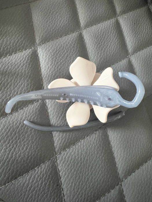 Plastikowa spinka z dużym kwiatem