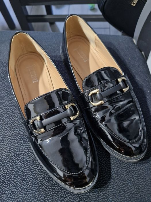 Lakierowane damskie mokasyny 38