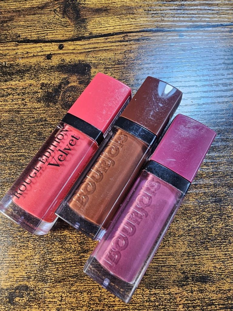 Bourjois Velvet Rouge. Zestaw 3 matowych pomadek.