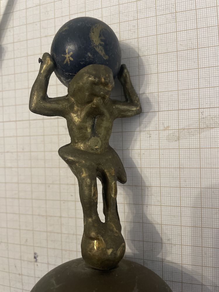 Atlas figura z dzwonkiem do zegara
