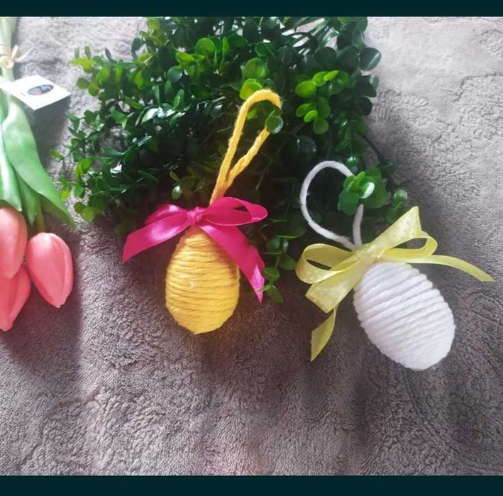 Kolorowe jajka wielkanocne ozdoby świąteczne sznurek kokardki