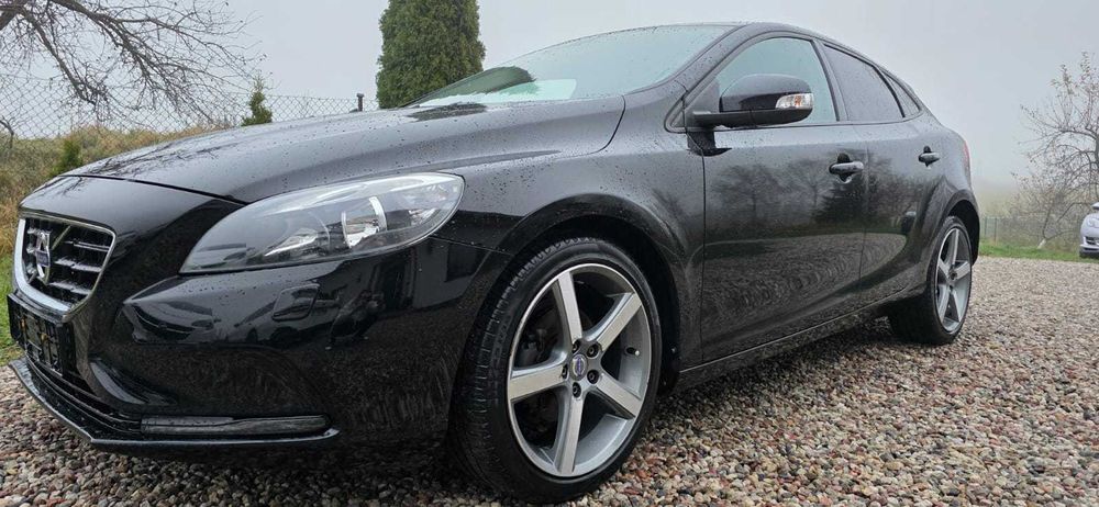 Volvo v 40 1,6 super stan  2013