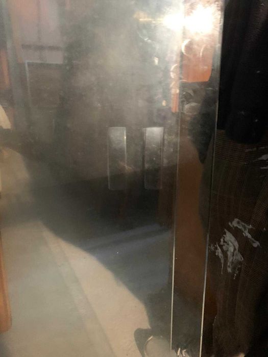 estante vitrine em mogno