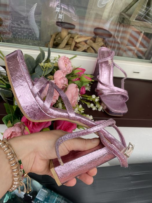 Sandały na stabilnym obcasie. Metaliczny róż