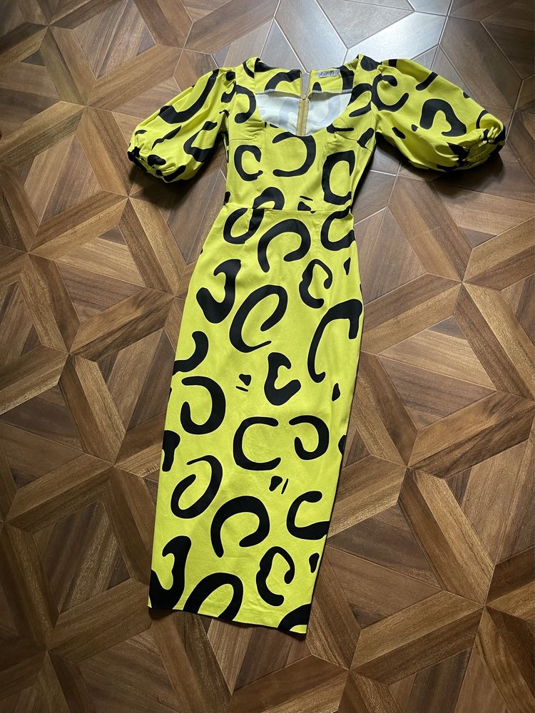 Яскрава сукня міді
