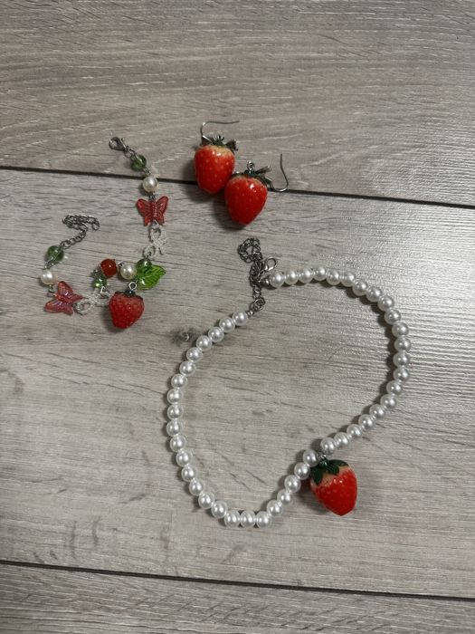 Набір прикрас сережки, намисто, браслет з полуницею та перлинками