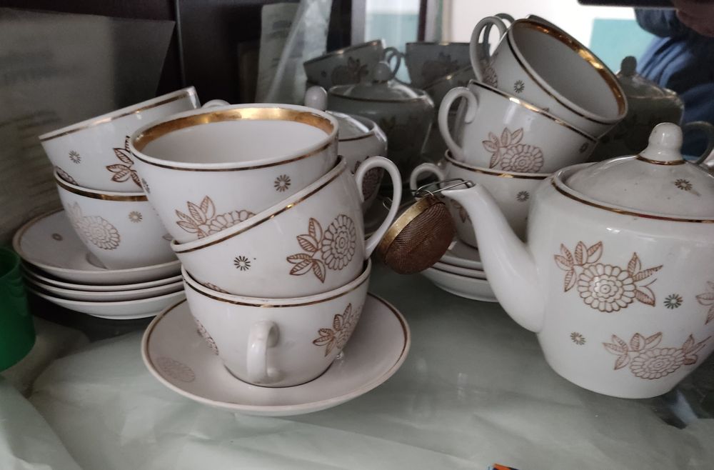 Посуда тарілки чашки келихи