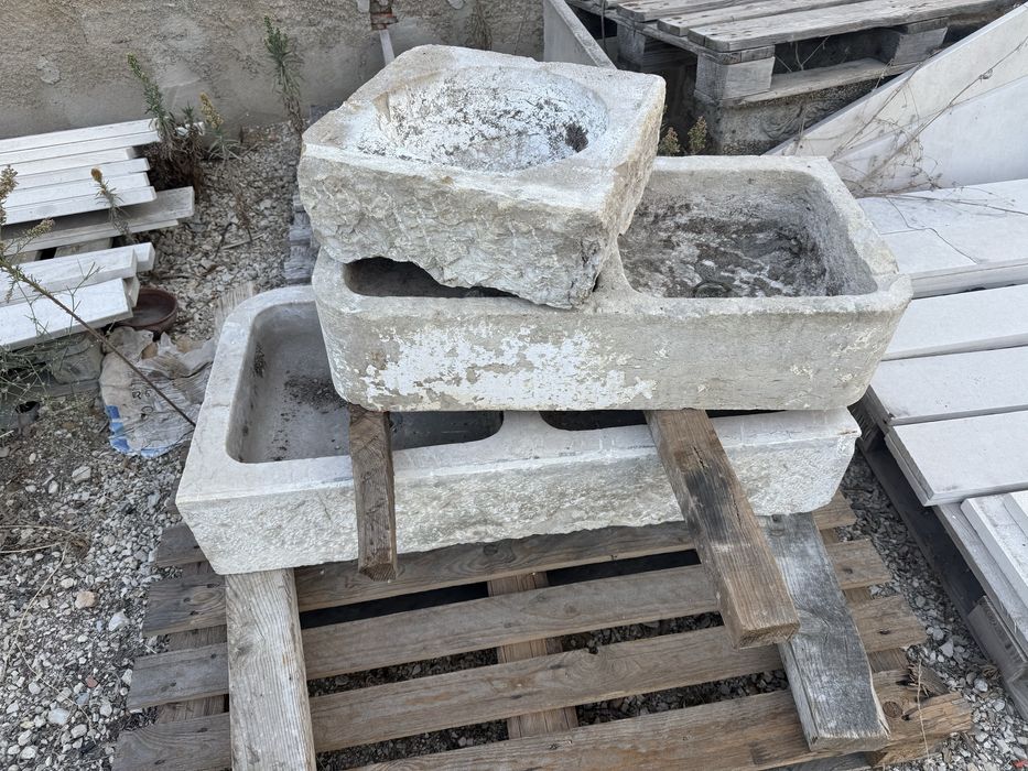 Pias em pedra antigas