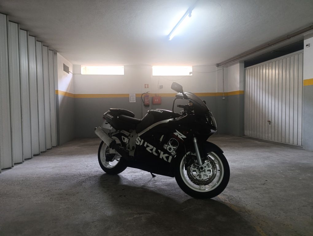 Suzuki GsxR 600 Srad ler descrição