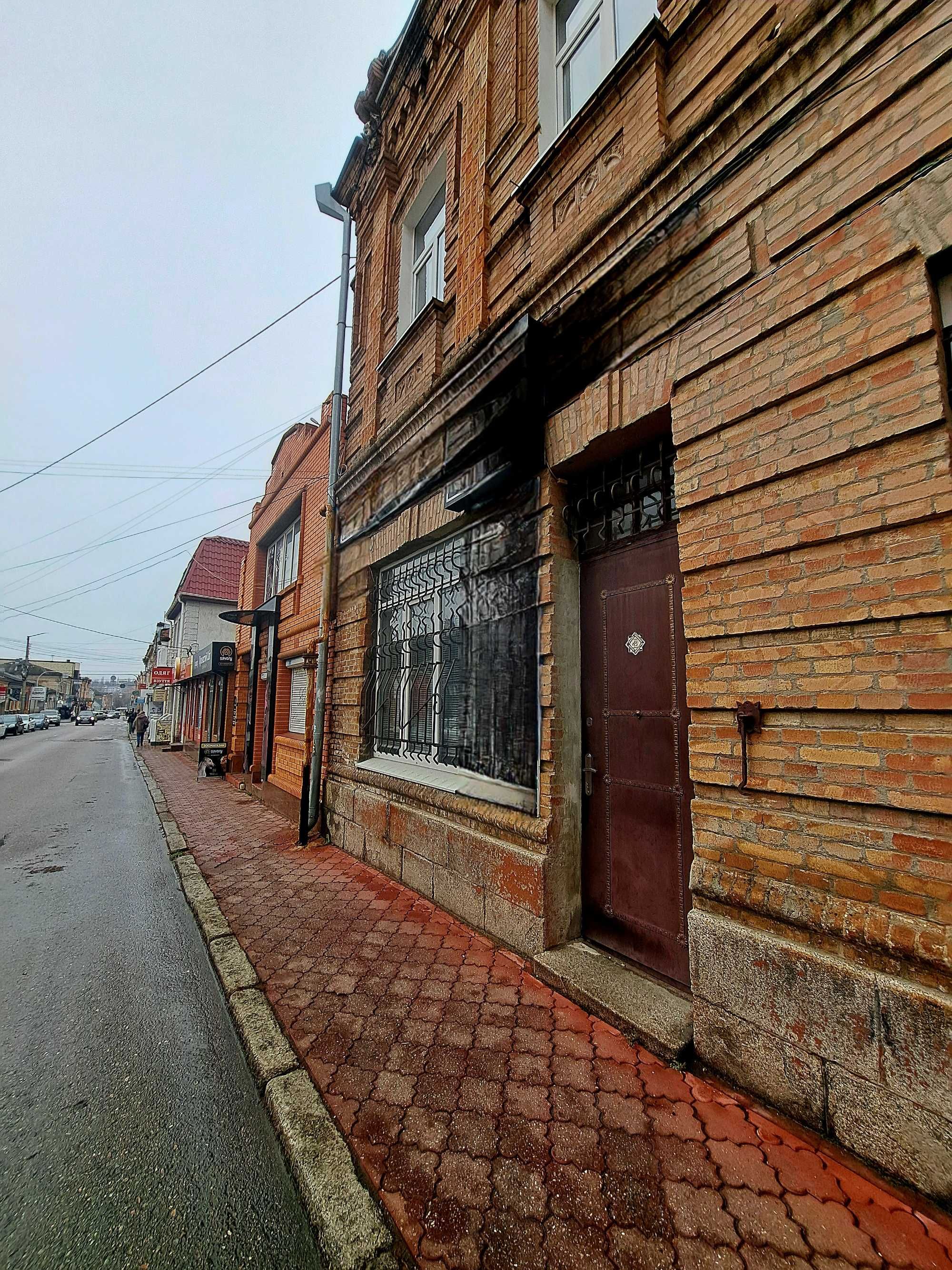 Продається фасадне приміщення в Центрі міста