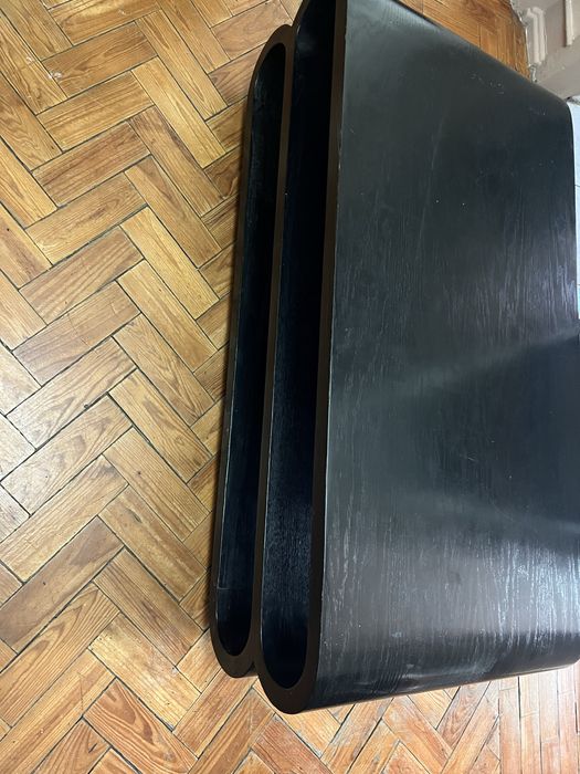 Mesa de sala em madeira pesada com prateleira tudo pegado