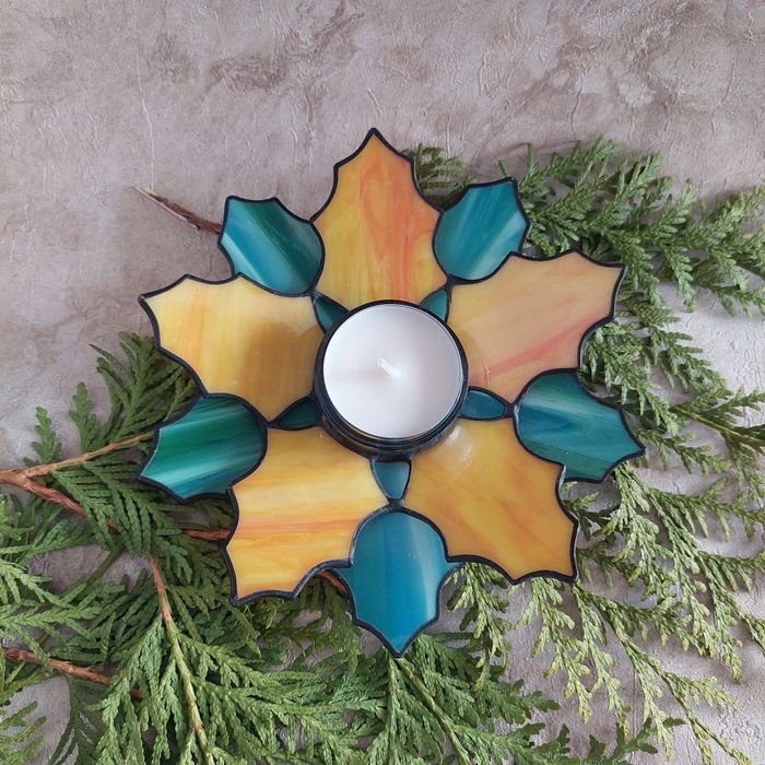 Świecznik, ręcznie wykonany ze szkła witrażowego