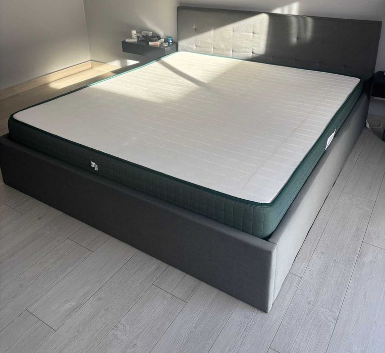 Cama cinza e colchão