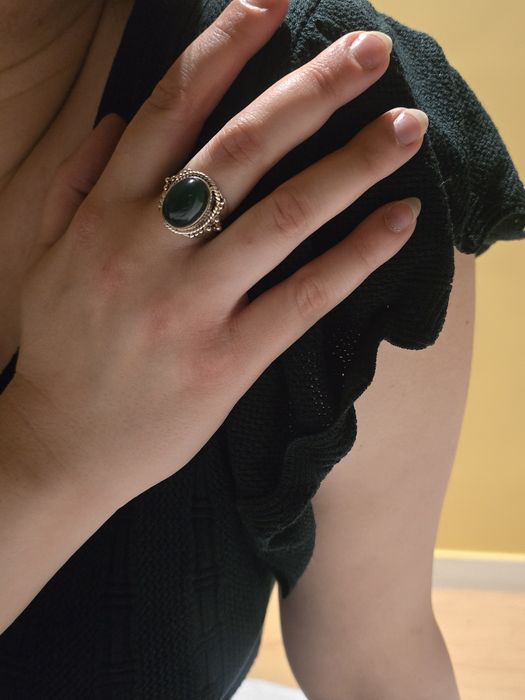 Stary, srebrny pierscionek z zielonym oczkiem