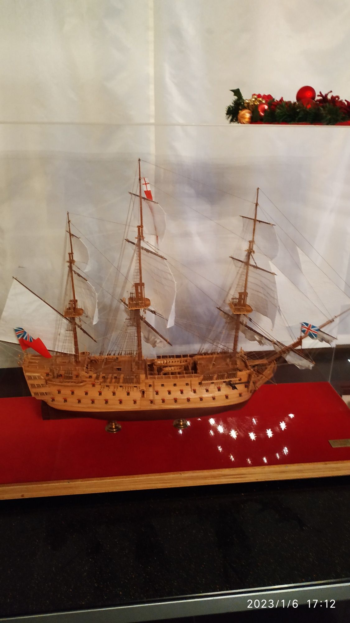 Модель флагманского корабля адмирала Нельсона "Виктори" 1765 года