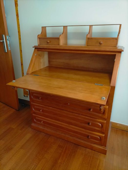 Escrivaninha com 5 gavetas em ótimo estado