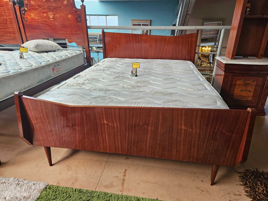 Cama vintage com estrado e colchão - Bom estado geral