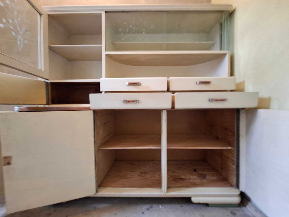 Zestaw mebli kuchennych PRL: kredens, szafka, póła wisząca