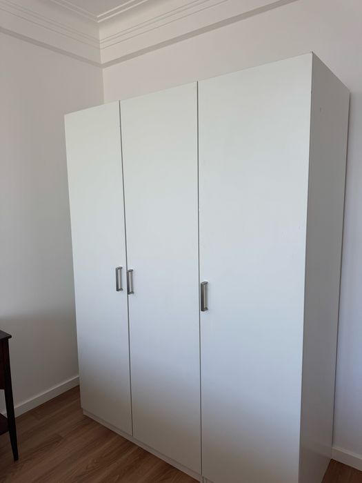 3 camas com estrados e colchões, 2 roupeiros e 2 mesas de cabeceira