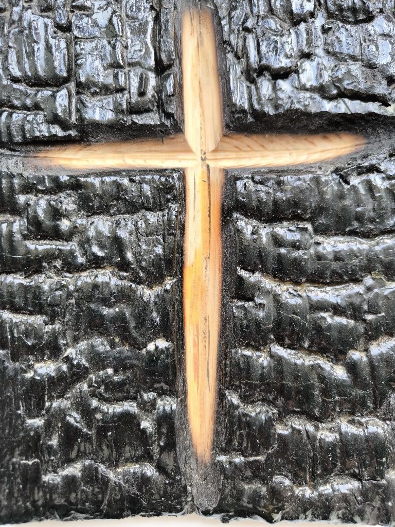 Drewniany Krzyż zrobiony na starej desce opalonej w głębokim ogniu.