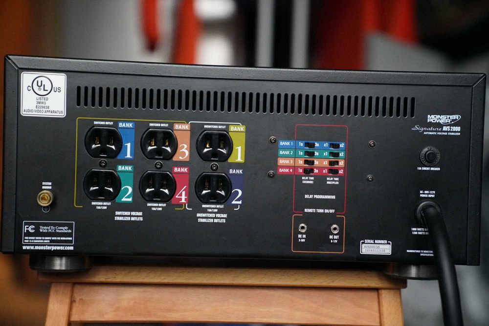 Monster AVS 2000 Автоматичний стабілізатор наруги, мережевий фільтр