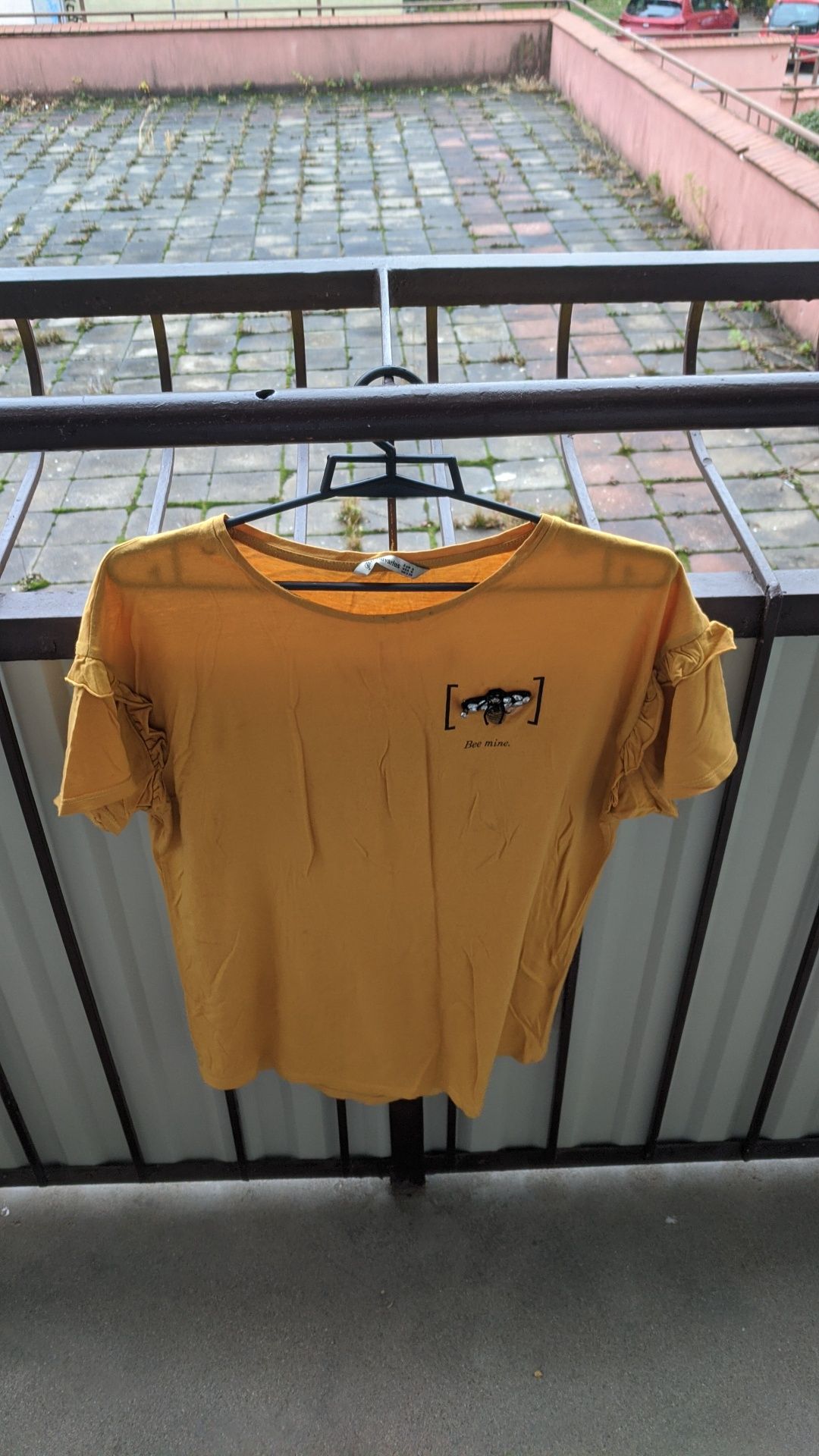 Koszulka żółta musztardowa z pszczoła t-shirt Stradivarius rozmiar S