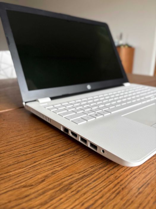 HP AMD A9-9420 8GB RAM 500 HDD R5 15.6" Windows 10 64-Bit 15-bw021np