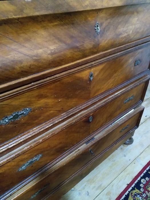 Cómoda muito antiga, toda original, para restaurar.