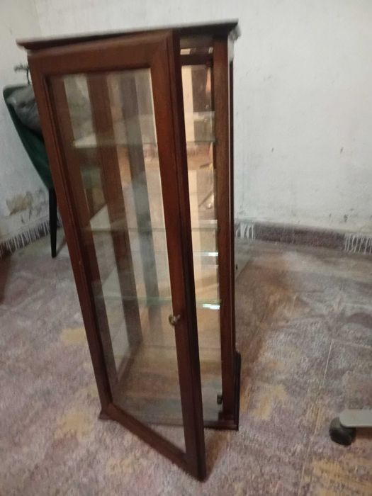 Movel vitrine em madeira