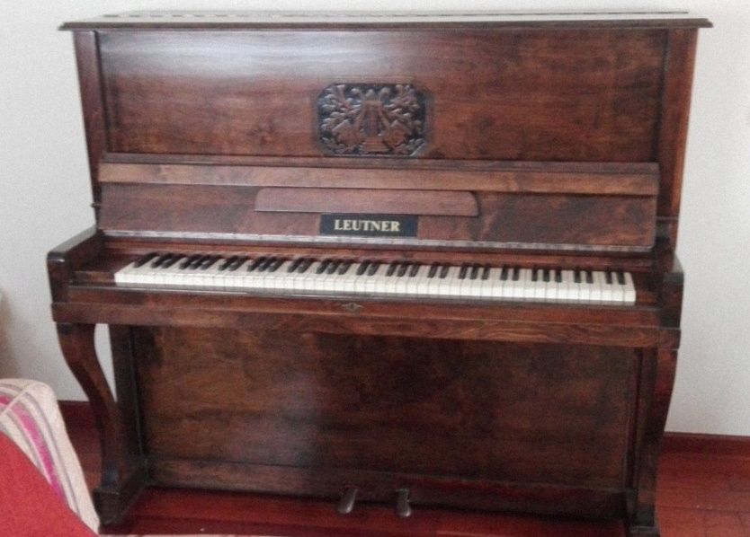 Piano vertical Leutner, 85 teclas