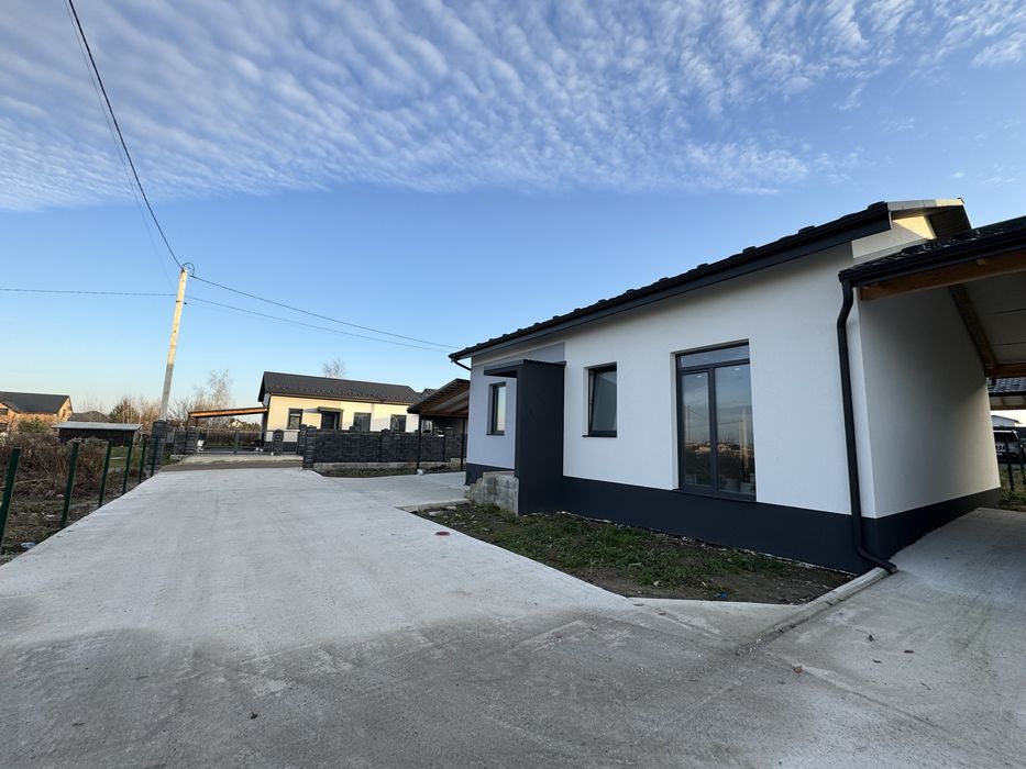 Продам будинок з паркомісцем та внутрішніми роботами+ділянка 3 сот