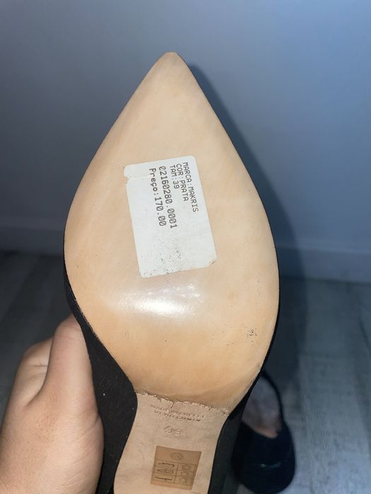 Saltos altos em pele