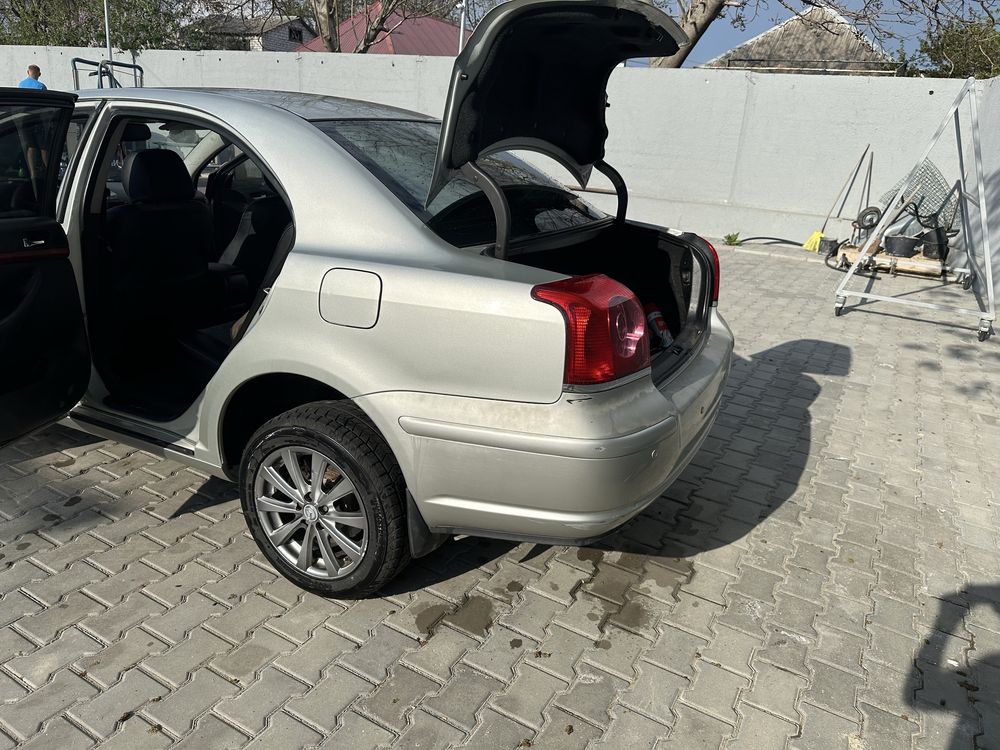 Продам тайоту авенсис 2003