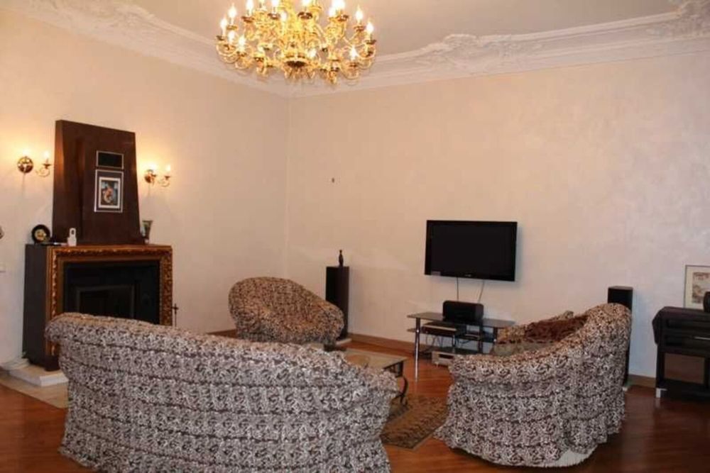 2-комнатная квартира на ул. Леонтовича, театр Музкомедии