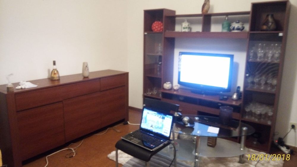 Estante com portas de vidro